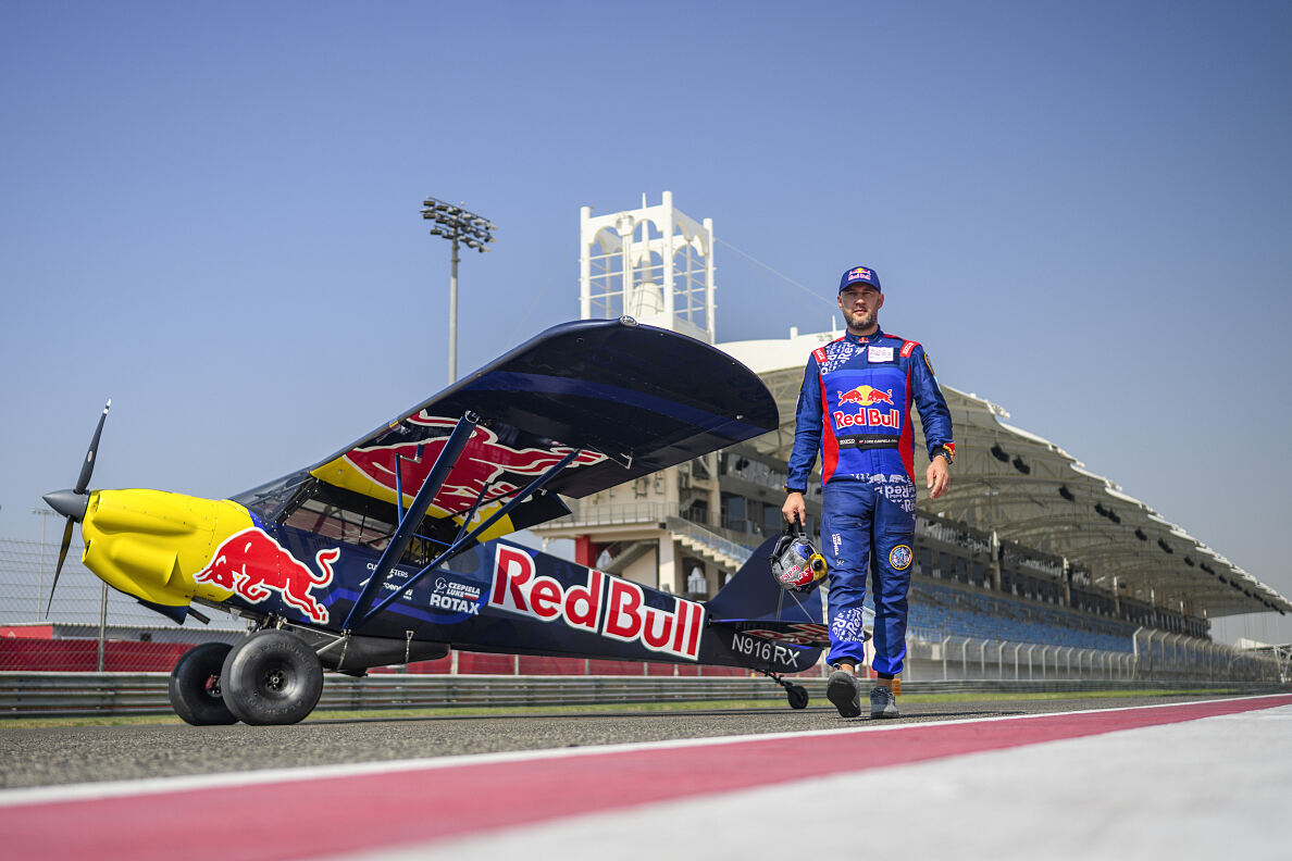 Aircraft Meets Racetrack  1