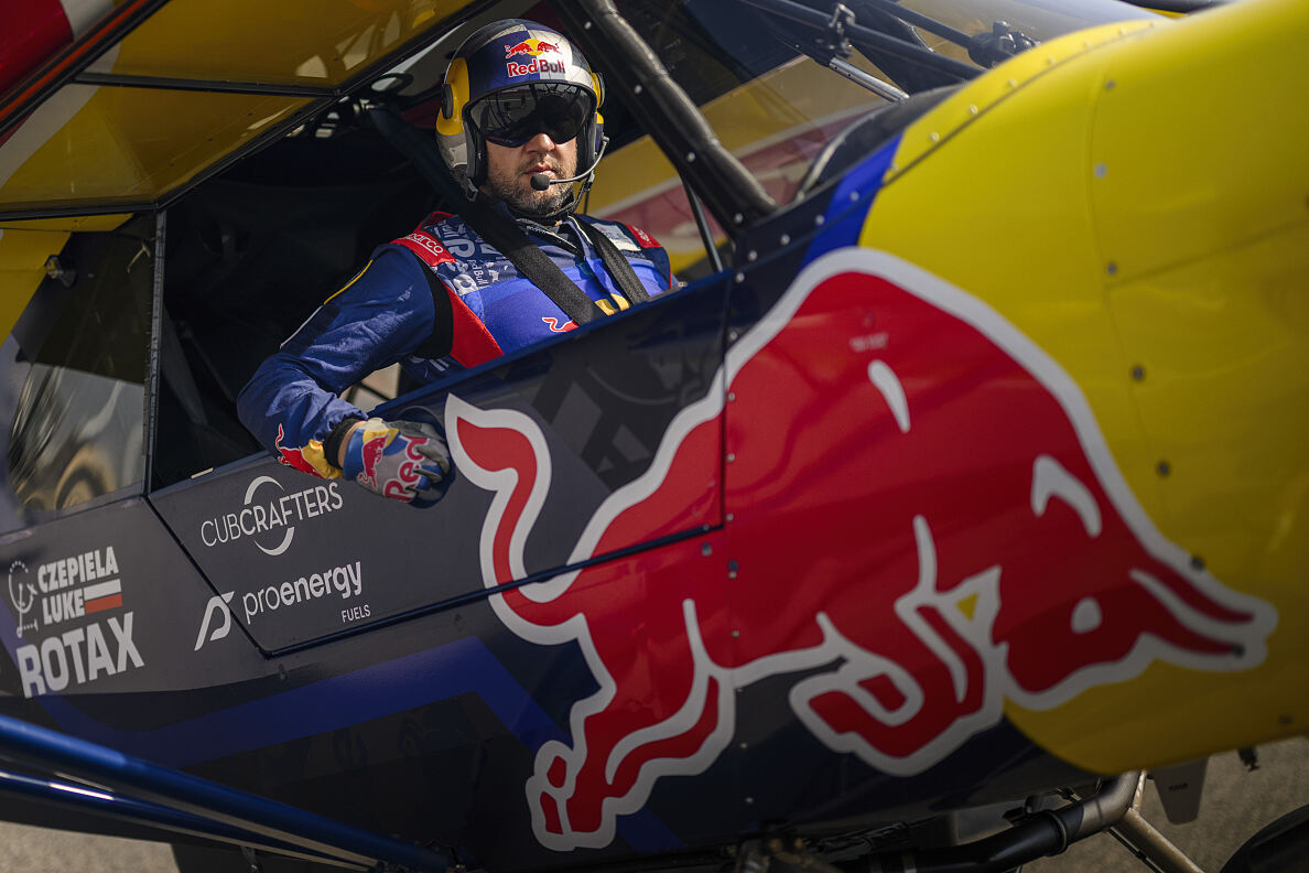 Aircraft Meets Racetrack  6