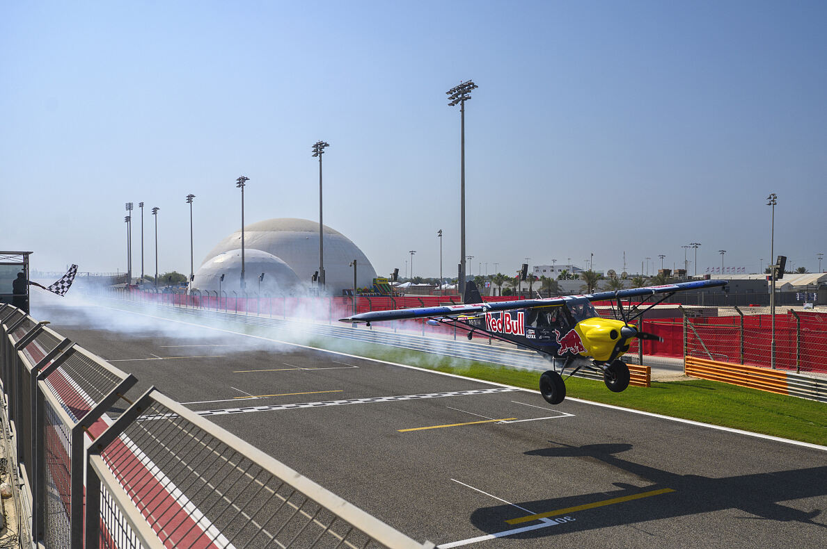 Aircraft Meets Racetrack  9