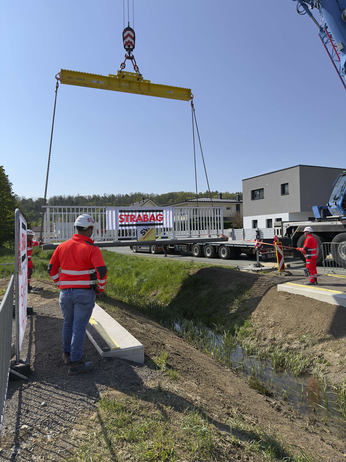 Einhub der ersten UHPC Radwegbrücke im Burgenland