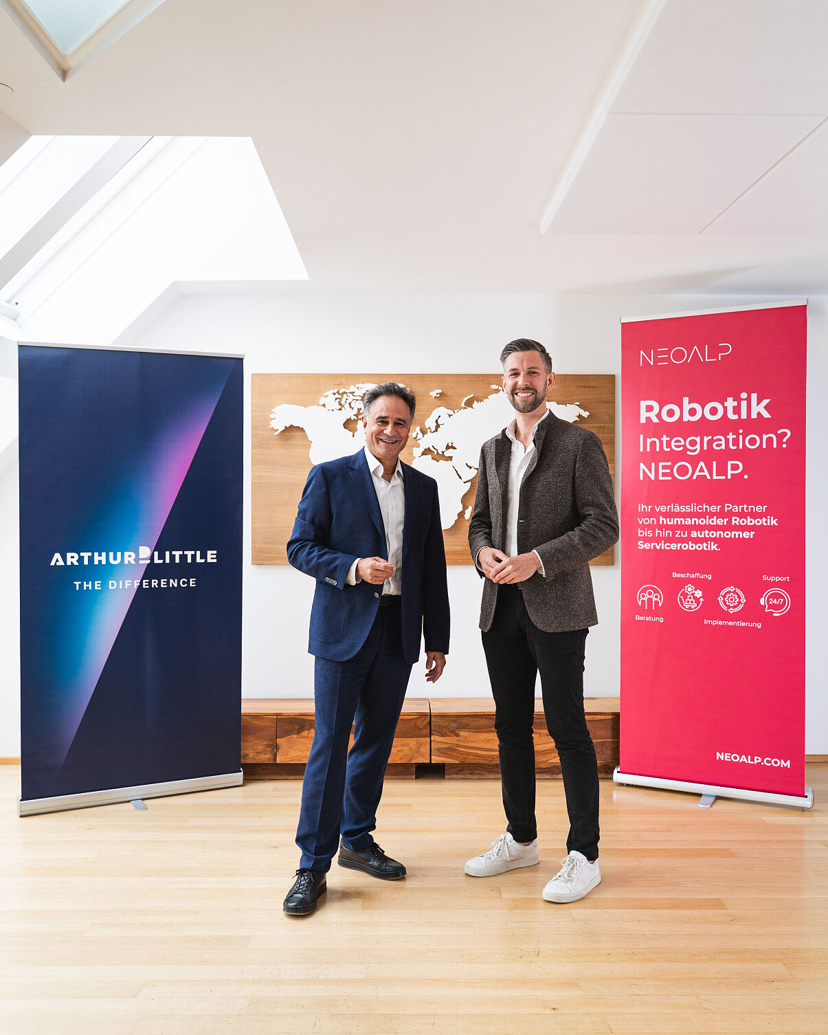 Karim Taga, Managing Partner bei Arthur D. Little (links) und Christian Tauber, CEO von NEOALP (rechts)