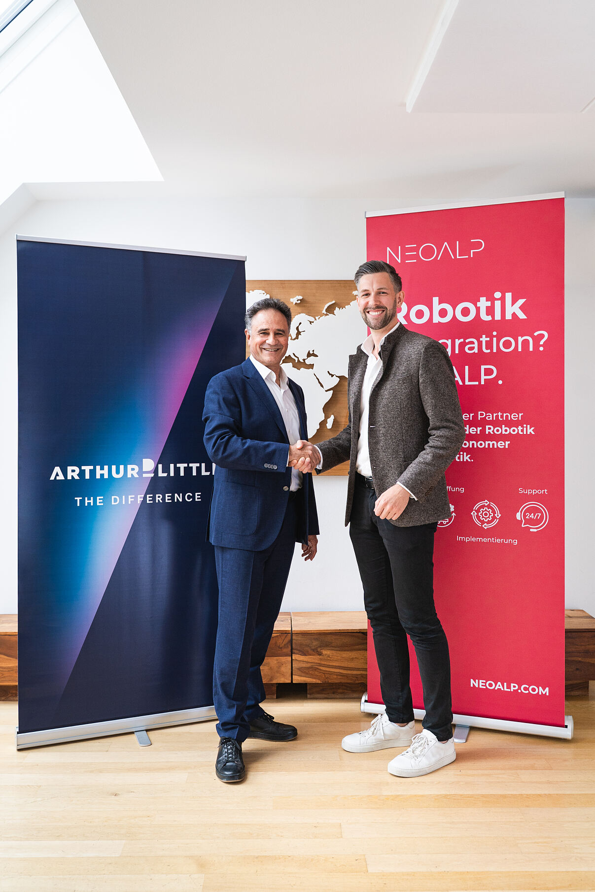 Karim Taga, Managing Partner bei Arthur D. Little (links) und Christian Tauber, CEO von NEOALP (rechts)