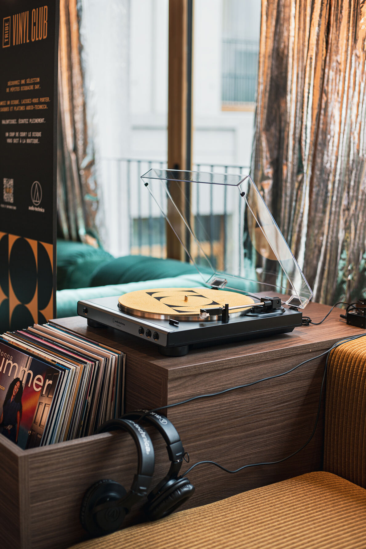Listening-Station im TRIBE Paris Clichy Hotel