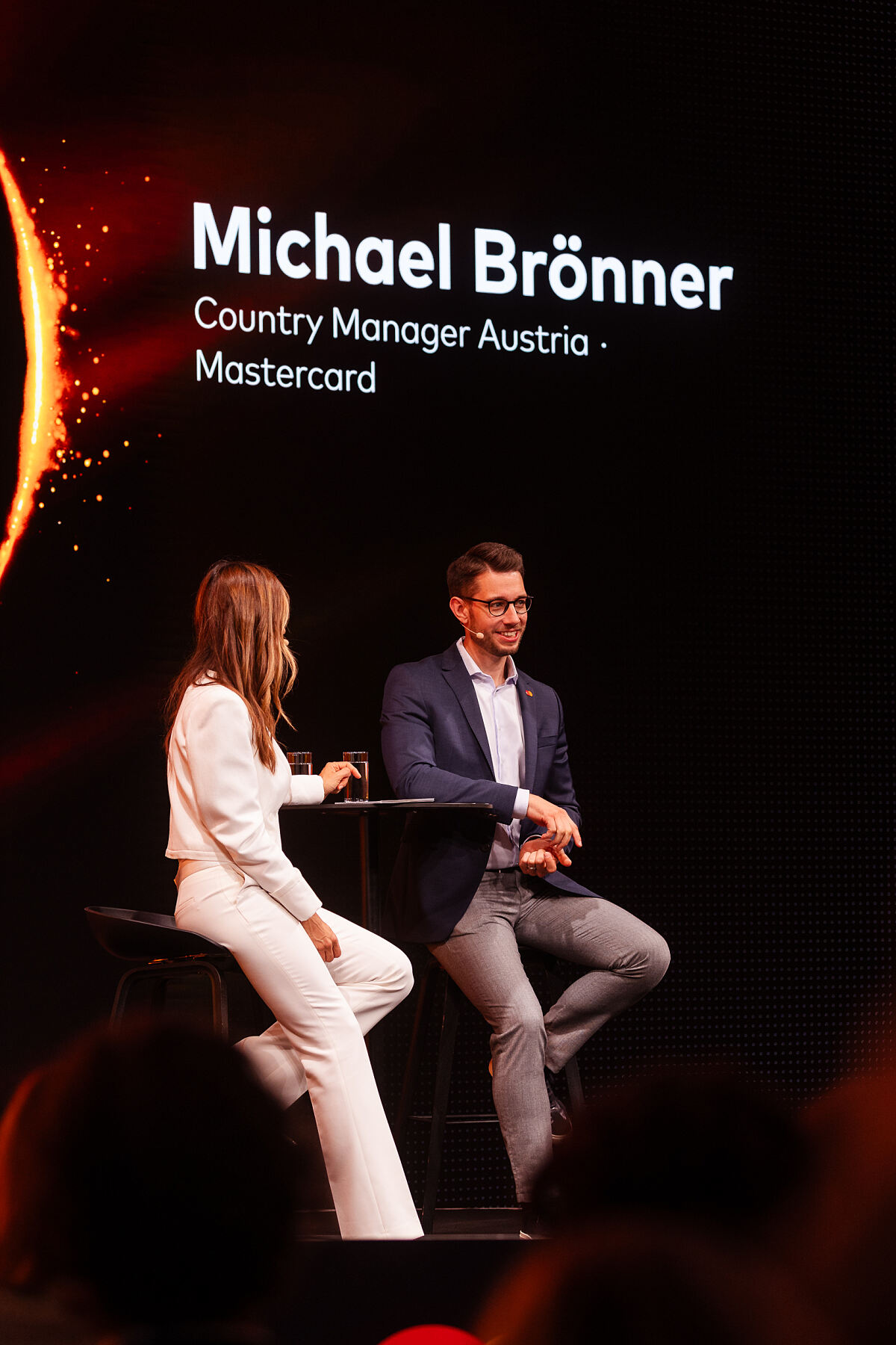 Moderatorin Barbara Fleißner und Michael Brönner, Country Manager Mastercard Austria (v.l.n.r.)