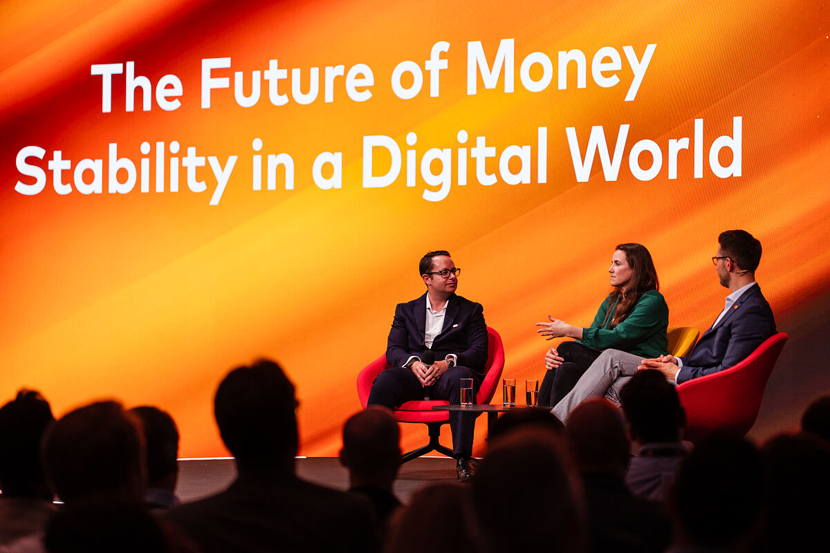 David Goldschmidt, Senior Vice President und Global Head of P2P bei Mastercard, gemeinsam mit Dorothea Ysenburg, Vice President Global Digital Assets and Blockchain Commercialization mit Michael Brönner (v.l.n.r.) im Fireside Chat.
