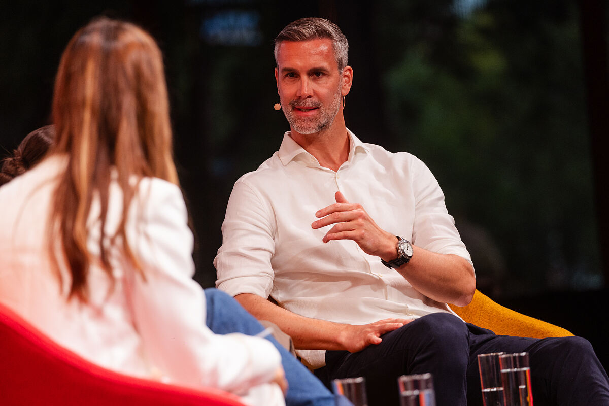Ex-Fußball-Profi Stefan Maierhofer im Gespräch mit Fußballspielerin Laura Feiersinger, Sportkommentator Jan Platte und Moderatorin Barbara Fleißner