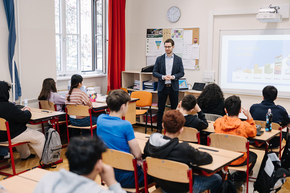 Michael Brönner, Country Manager Mastercard Österreich, bei der Vorstellung der gemeinsamen Bildungsinitiative mit DaVinciLab an der MS Brüßlgasse.