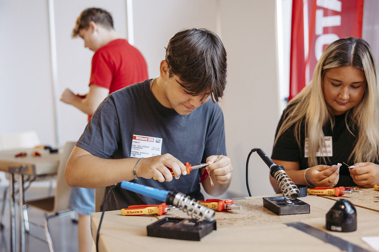 Rekord für TEC2move: 2.200 Schüler:innen entdecken Technik zum Anfassen