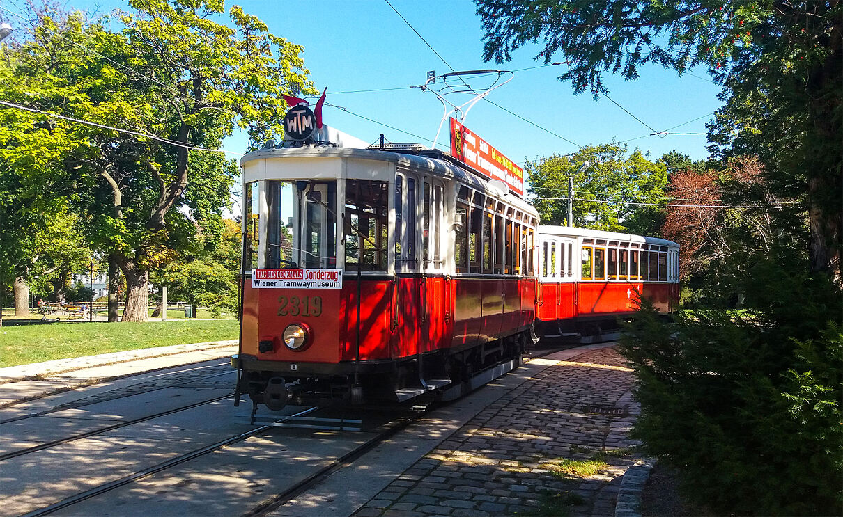 Rollendes Museum mit denkmalgeschützten historischen Wiener Straßenbahnwagen