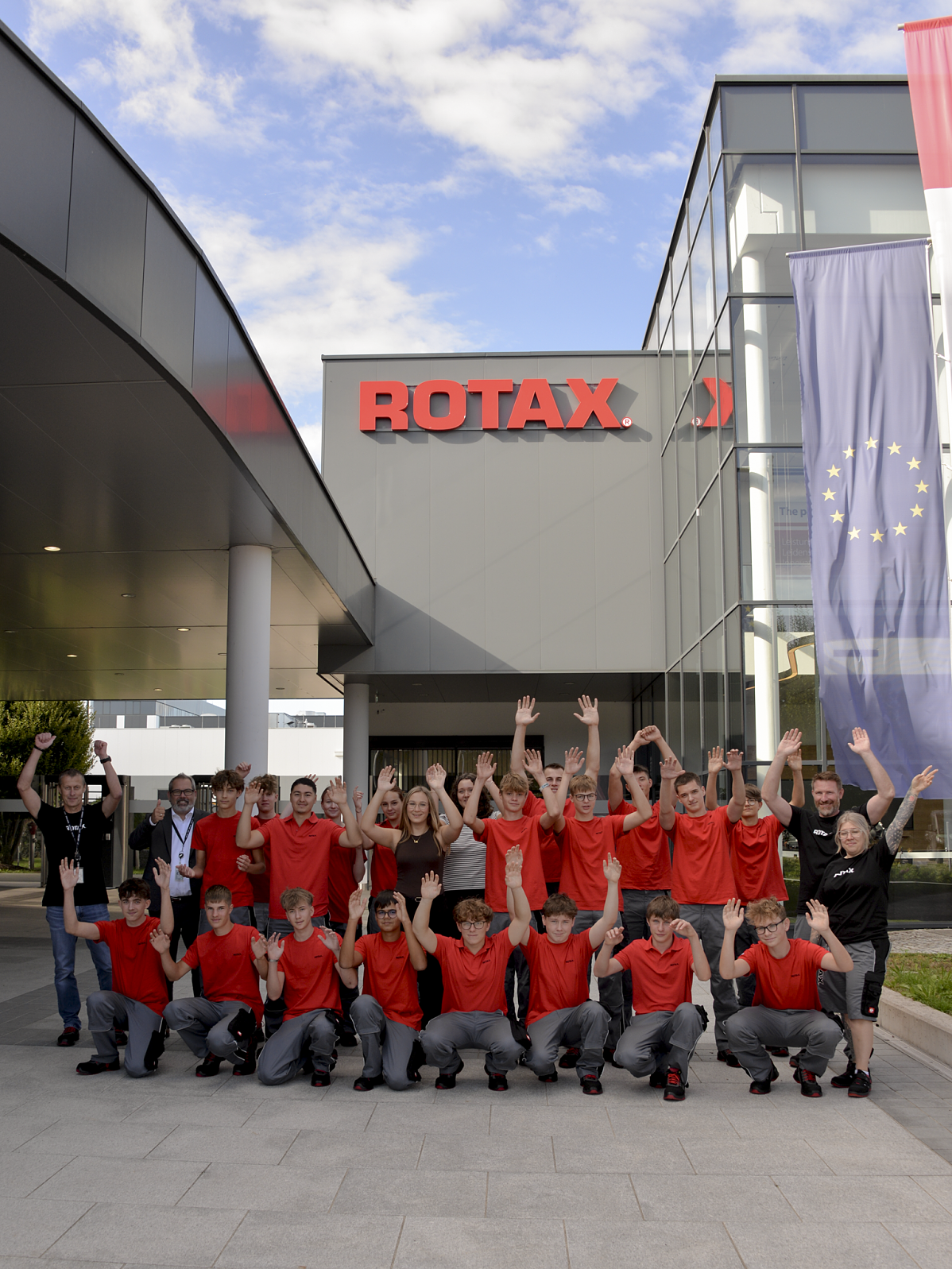 BRP-Rotax Lehrlinge, Werner Lehner (hinten l.), Mario Gebetshuber (hinten, 2. v. l.), Ausbilder:innen