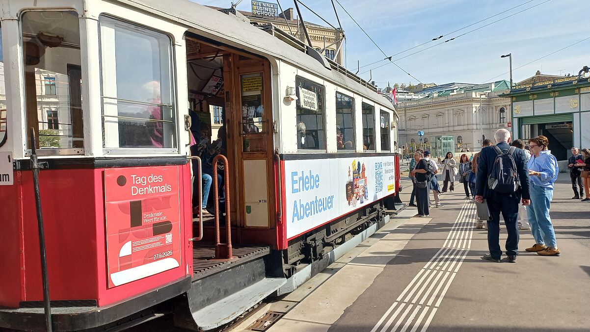 Rollendes Museum mit denkmalgeschützten historischen Wiener Straßenbahnwagen