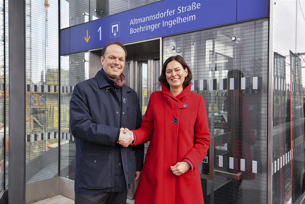 Philipp von Lattorff, General­direktor Boehringer Ingelheim RCV und Silvia Angelo, Vorstandsvorständin der ÖBB Infrastruktur AG eröffnen neuen Schnellbahnabgang am Bahnhof Hetzendorf
