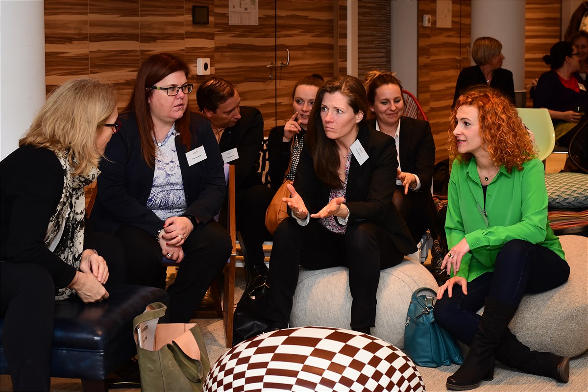 Teilnehmerinnen des Business Talk im Gespräch