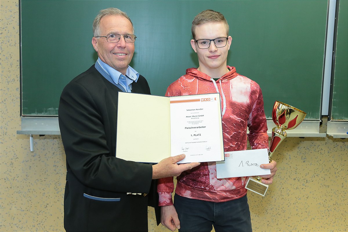 DER GEWINNER DER FLEISCHVERARBEITER SEBASTIAN KENDLER UND LANDESINNUNGSMEISTER DER FLEISCHER RUDOLF MENZL