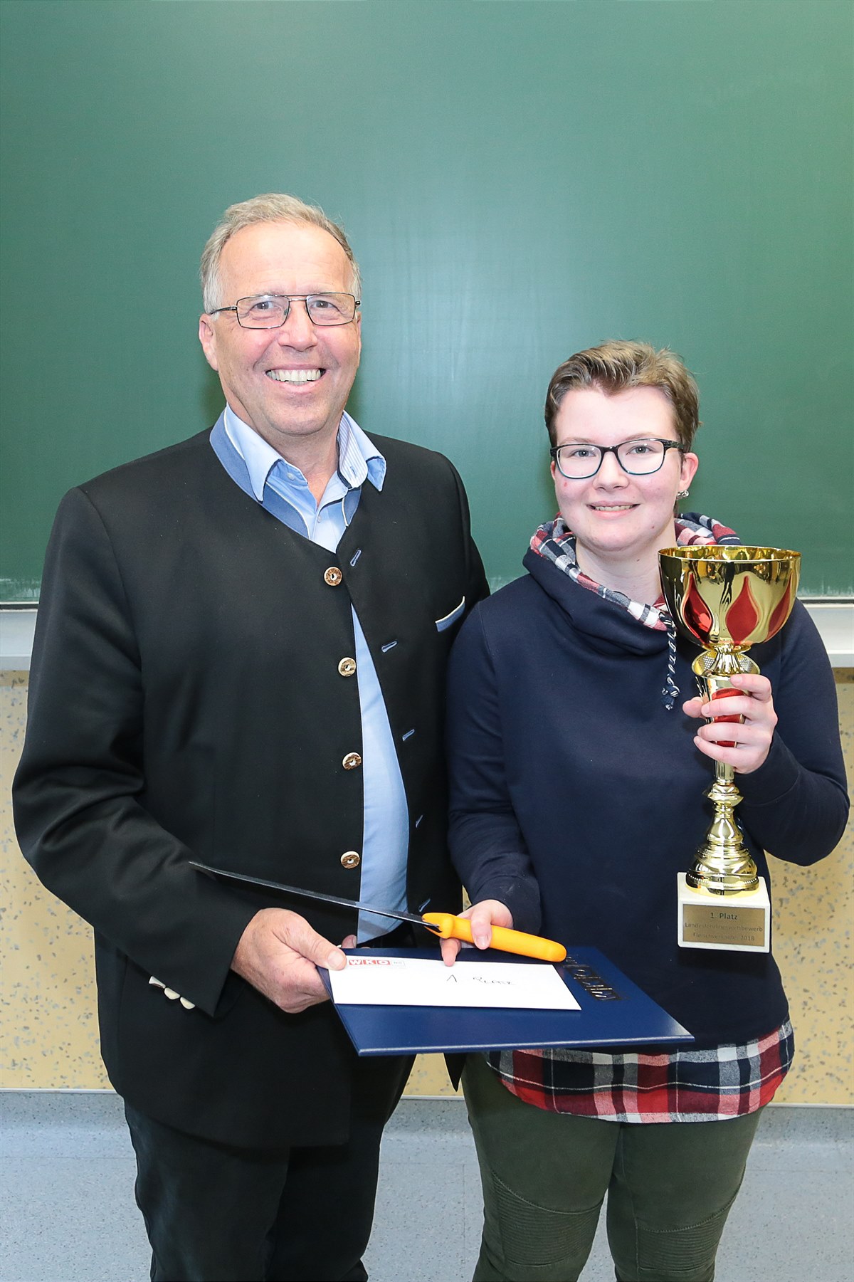 DIE GEWINNERIN DER FLEISCHERVERKÄUFERINNEN BERNADETTE KLAGERHUBER UND LANDESINNUNGSMEISTER DER FLEISCHER RUDOLF MENZL