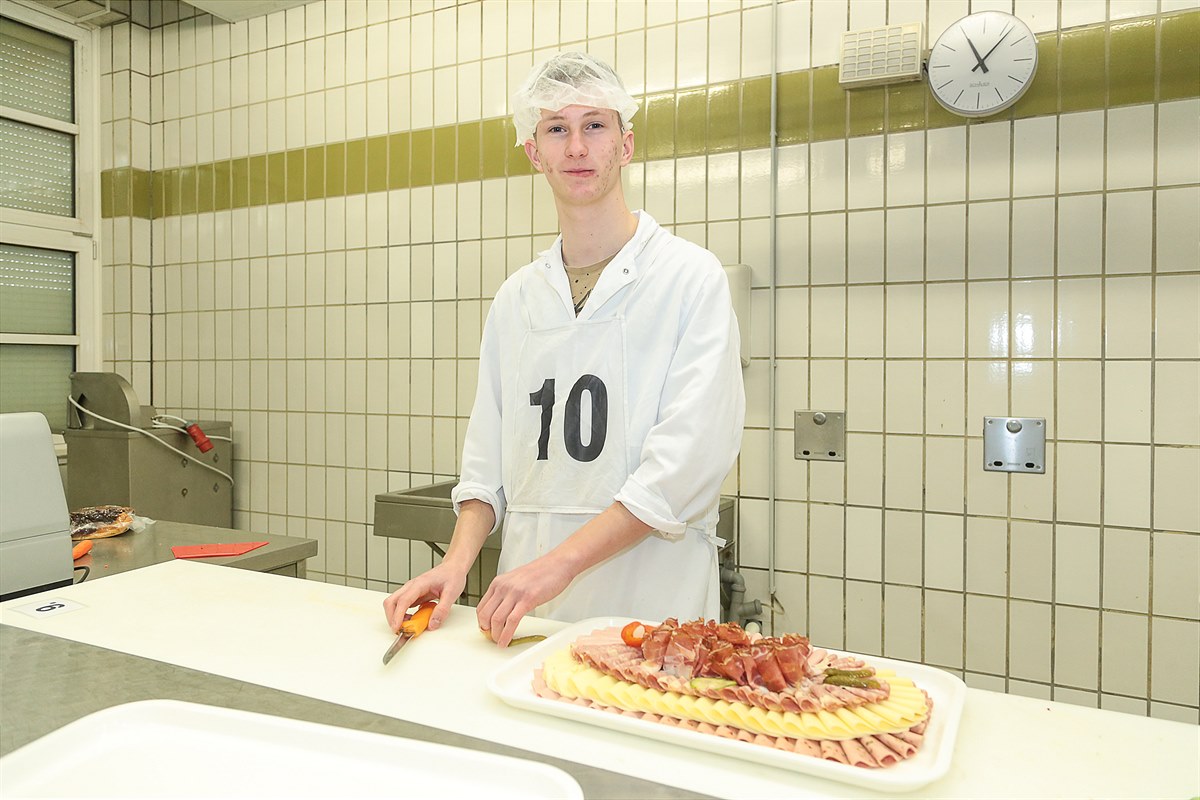 DER ZWEITPLATZIERTE DER FLEISCHVERKÄUFER STEFAN ZIVKOVIC 