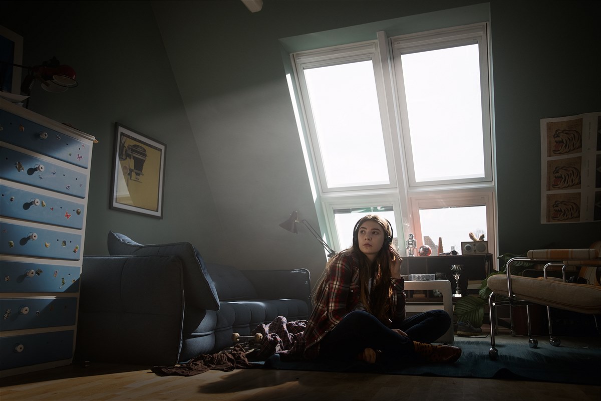 VELUX_Die-Indoor-Generation-Maedchen-mit-Kopfhörern