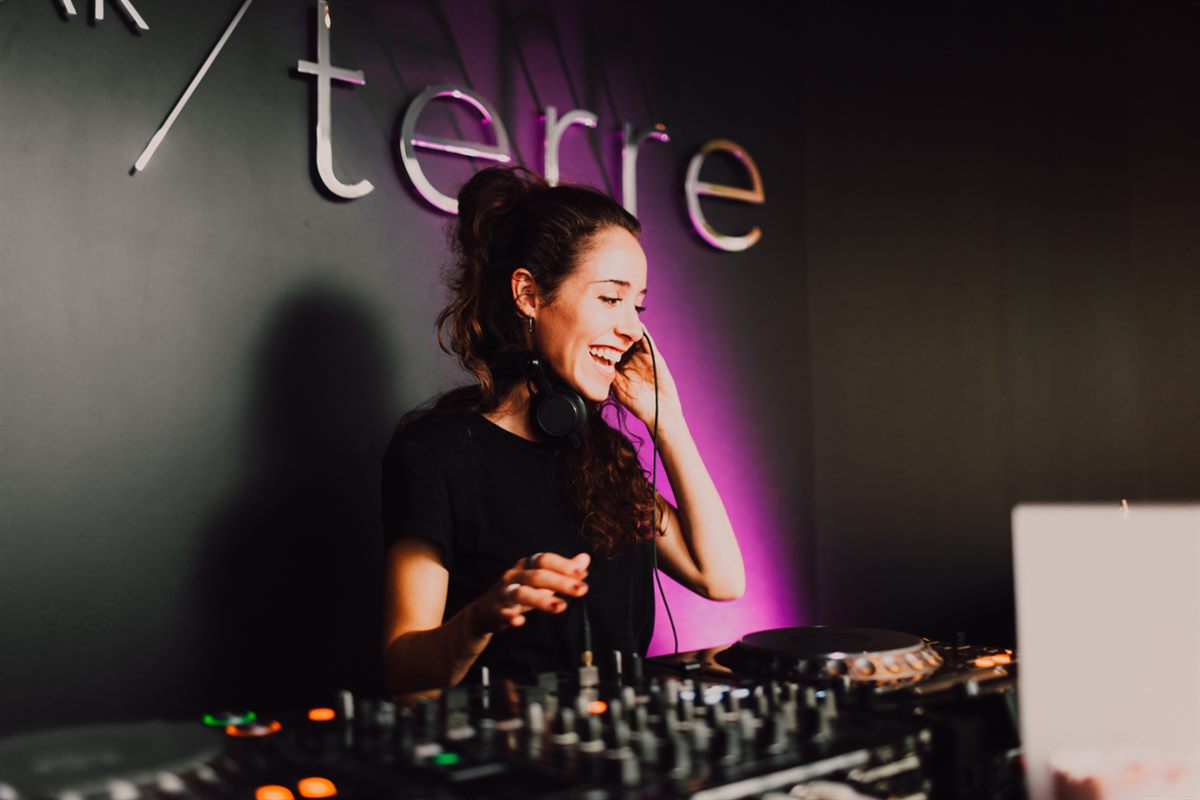 Der Resident DJ heizt mit urbanen Beats ein.