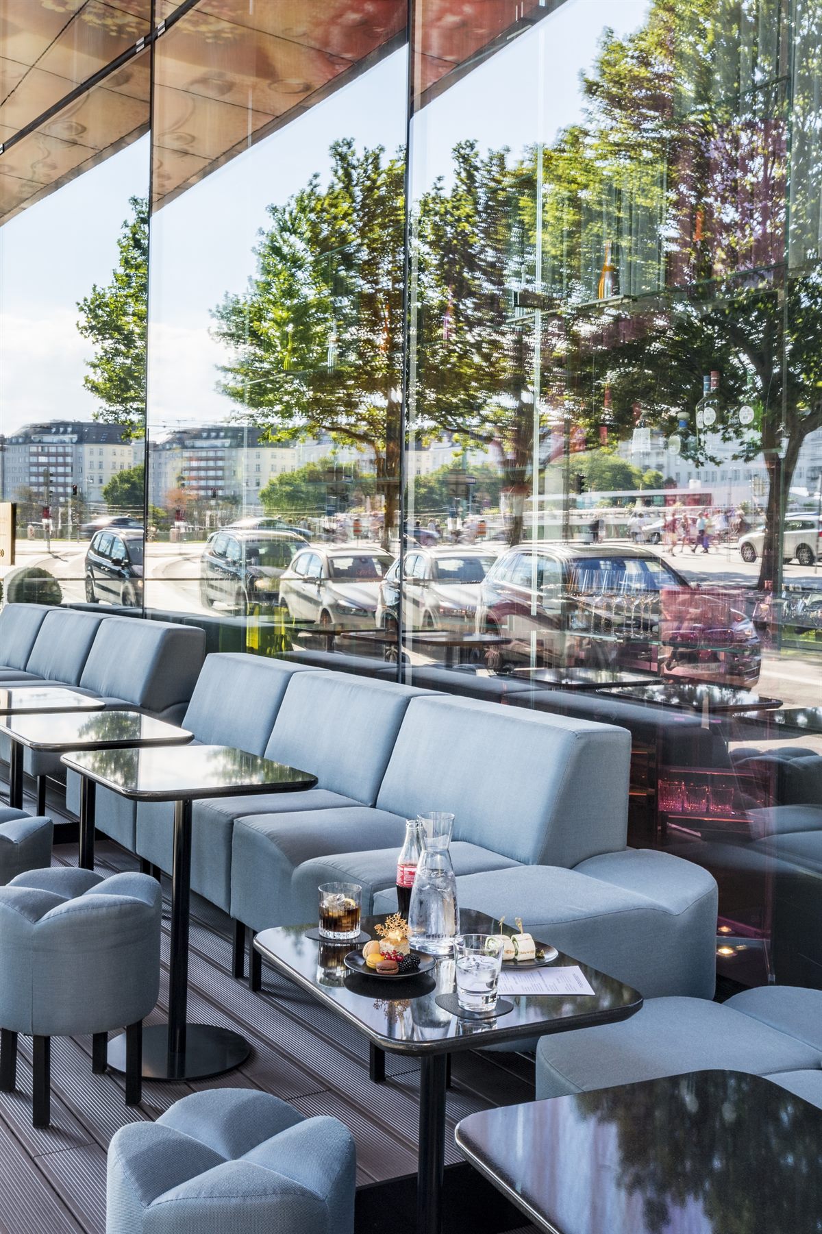 Die Terrasse vom BARterre lädt zum gemütlichen Verweilen ein.