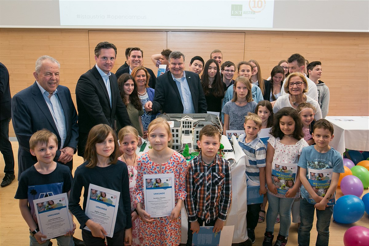 Die Sieger des Schulwettbewerbes, Landeshauptfrau Johanna Mikl-Leitner und IST Austria Präsident Tomas A. Henzinger mit der Torte