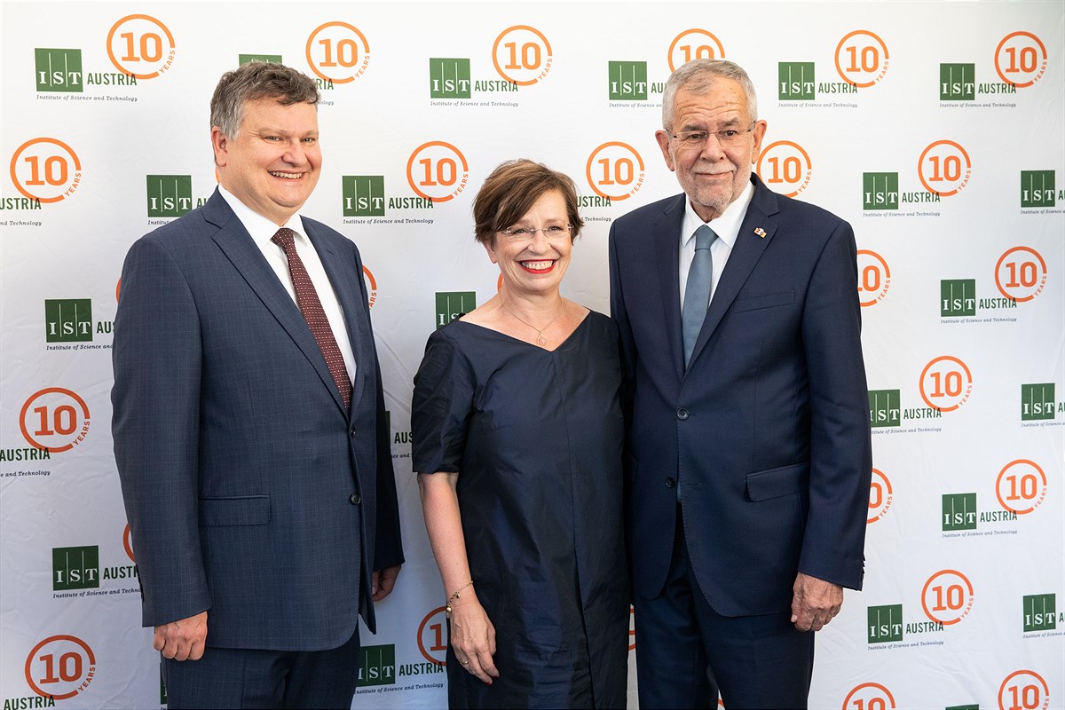 v.l.n.r.: Tom Henzinger, Präsident des IST Austria; Alexander Van der Bellen, Bundespräsident Österreich mit Gattin Doris Schmidauer