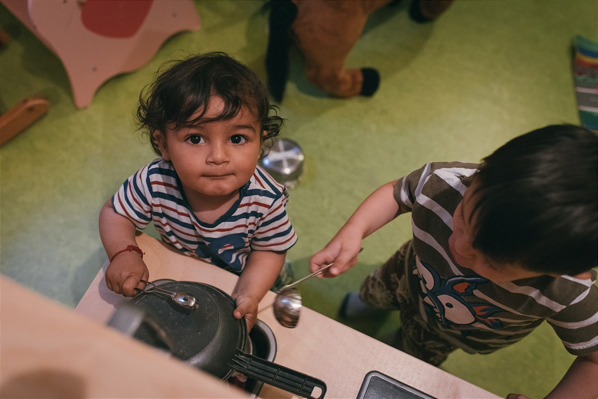 In den 12 Mutter-Kind-Häusern der Caritas finden wohnungslose Mütter und ihre Kinder ein schützendes Dach über dem Kopf und Unterstützung.