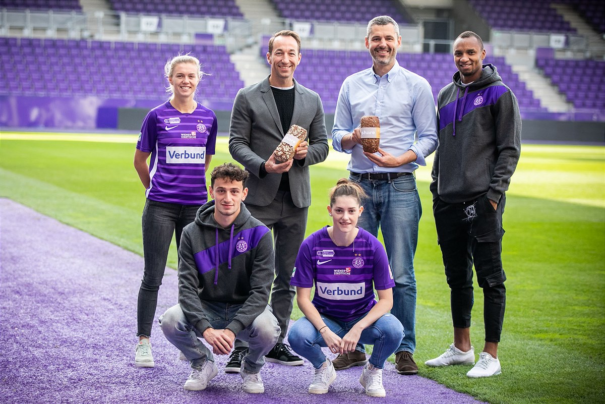 Stehend v.l.n.r.: Annalena Wucher, Manuel Ortlechner, Sportdirektor des FK Austria Wien, Sebastian Stricker, Mitgründer und CEO von share, Sterling Yateke; Vorne, v.l.n.r.: Vesel Demaku und Stefanie Schneeberger