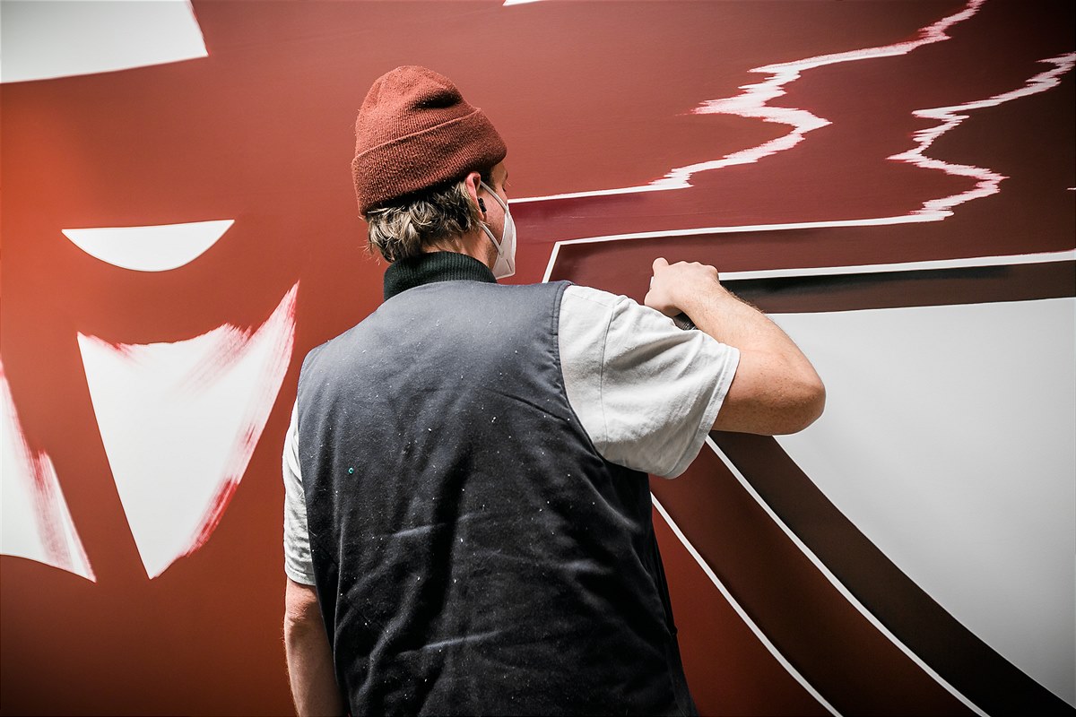 Ein Kunstwerk von Golif im Eingangsbereich bietet Besucher:innen einen Vorgeschmack auf die multisensorische Erfahrung, die sie im Immersive Room erwartet