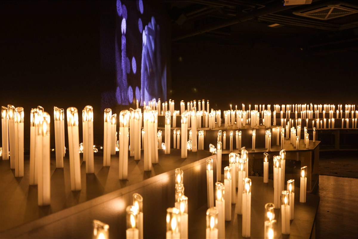 Kerzenmeer im Raum „Requiem – Mozarts Tod“