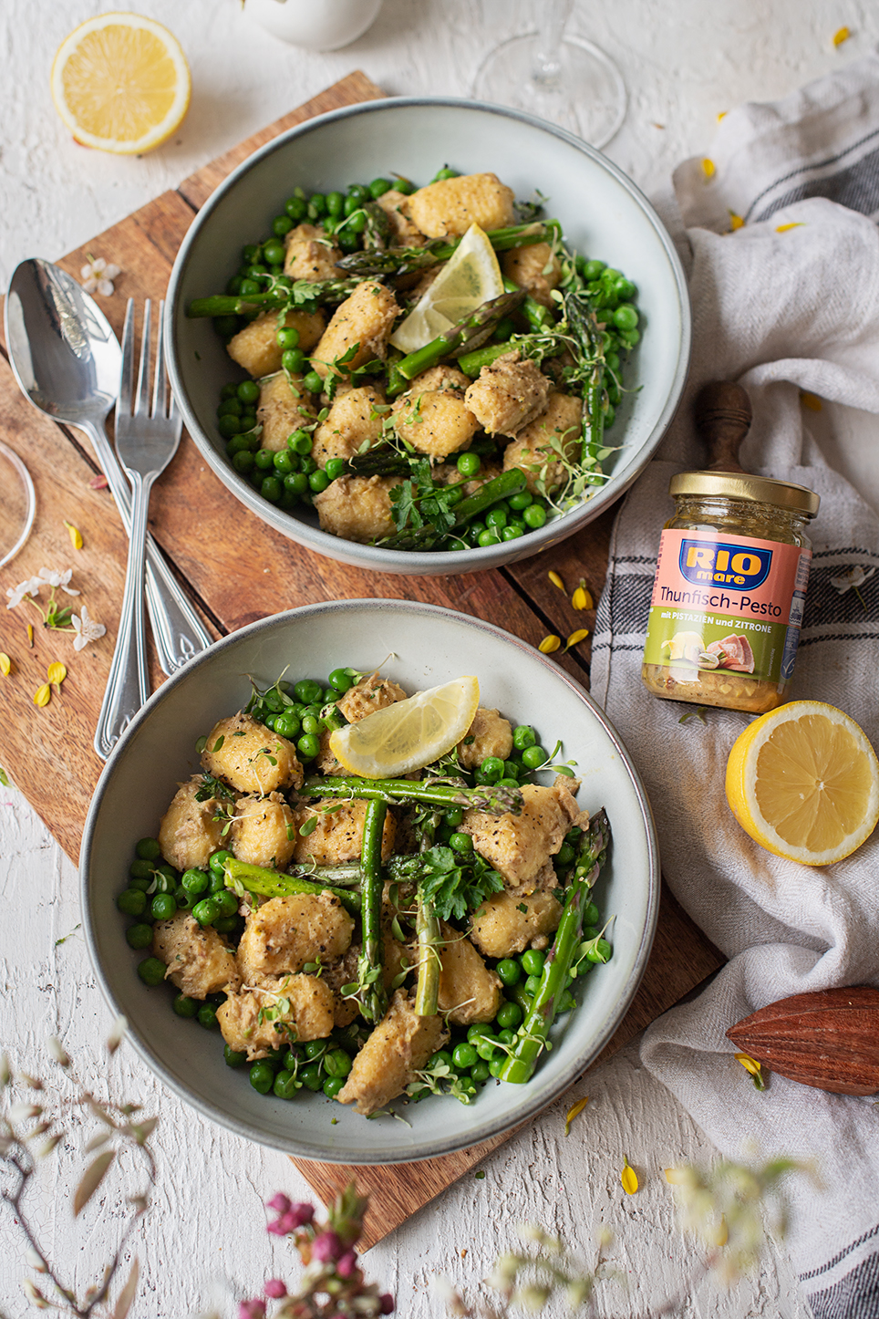 Gnocchi Bowl mit Spargel, Erbsen & Thunfisch-Pesto Pistazien und Zitrone