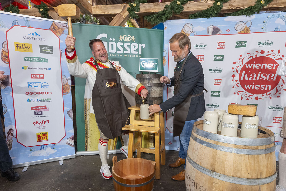 Bieranstich bei der Programmvorstellung der Wiener Kaiser Wiesn 2024