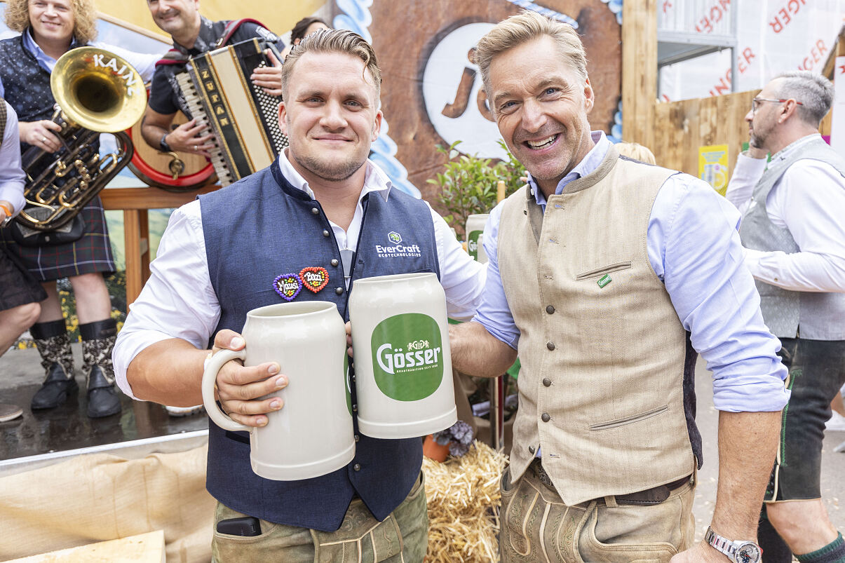 v.l.n.r.: Strongman Matthias Göth und Gösser Markenbotschafter Hans Knauß