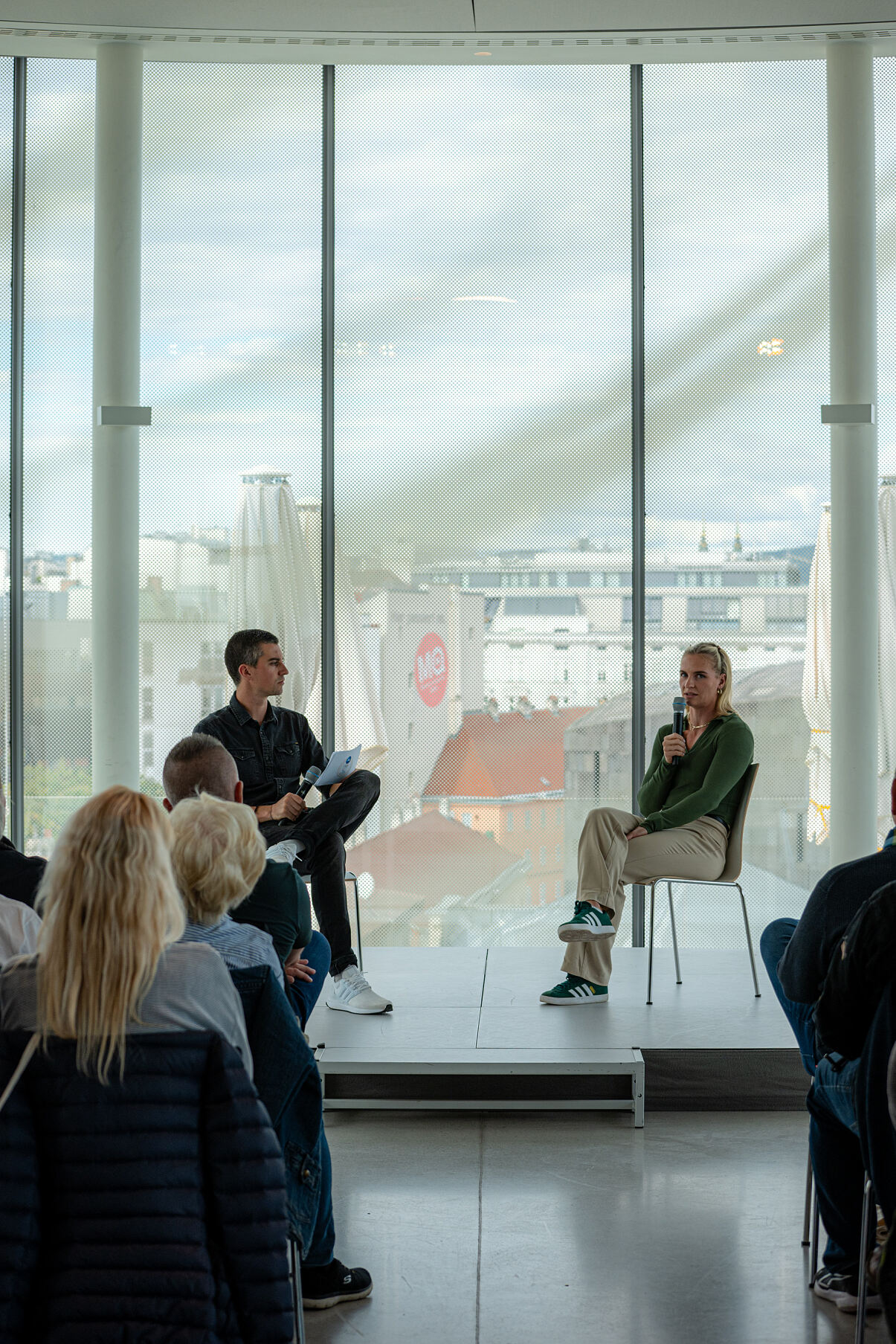 Victoria Hudson und Moderator Uwe Holli beim Meet-and-Greet von P&G