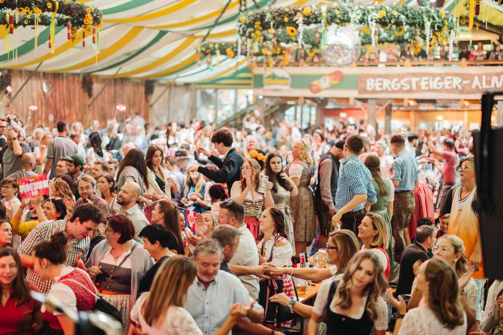 380.000 hoch zufriedenen BesucherInnen bei der Wiener Kaiser Wiesn 2024.