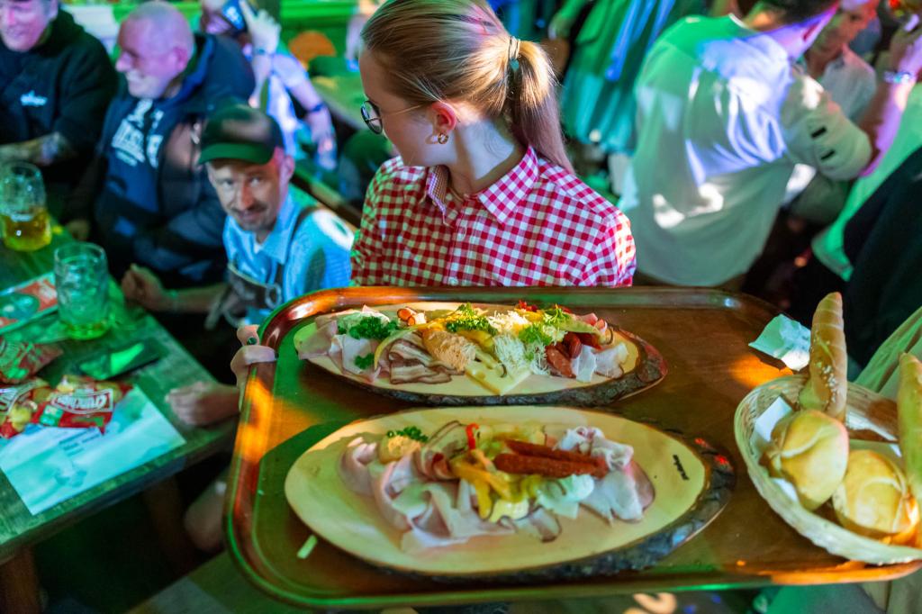 Kulinarische Vielfalt auf der Wiener Kaiser Wiesn 2024.