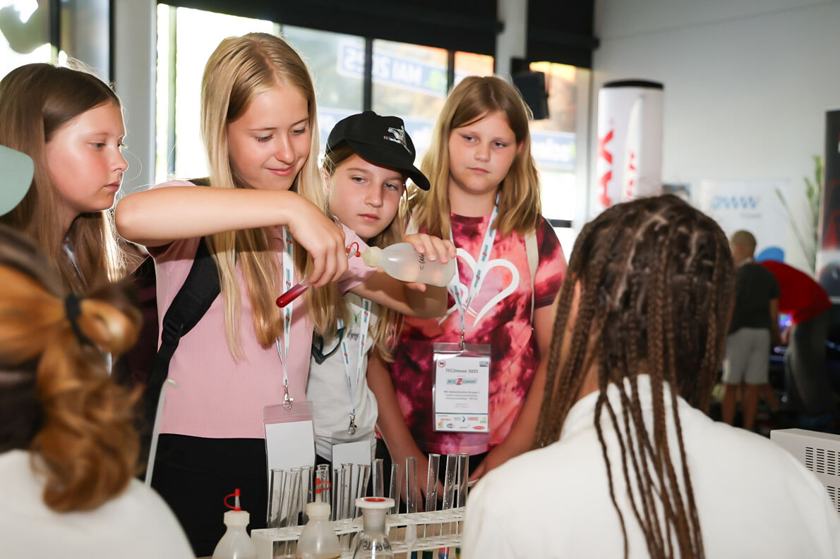Kinder und Jugendliche beschäftigen sich auf der TEC2move mit unterschiedlichen Workshops mit MINT-Themen
