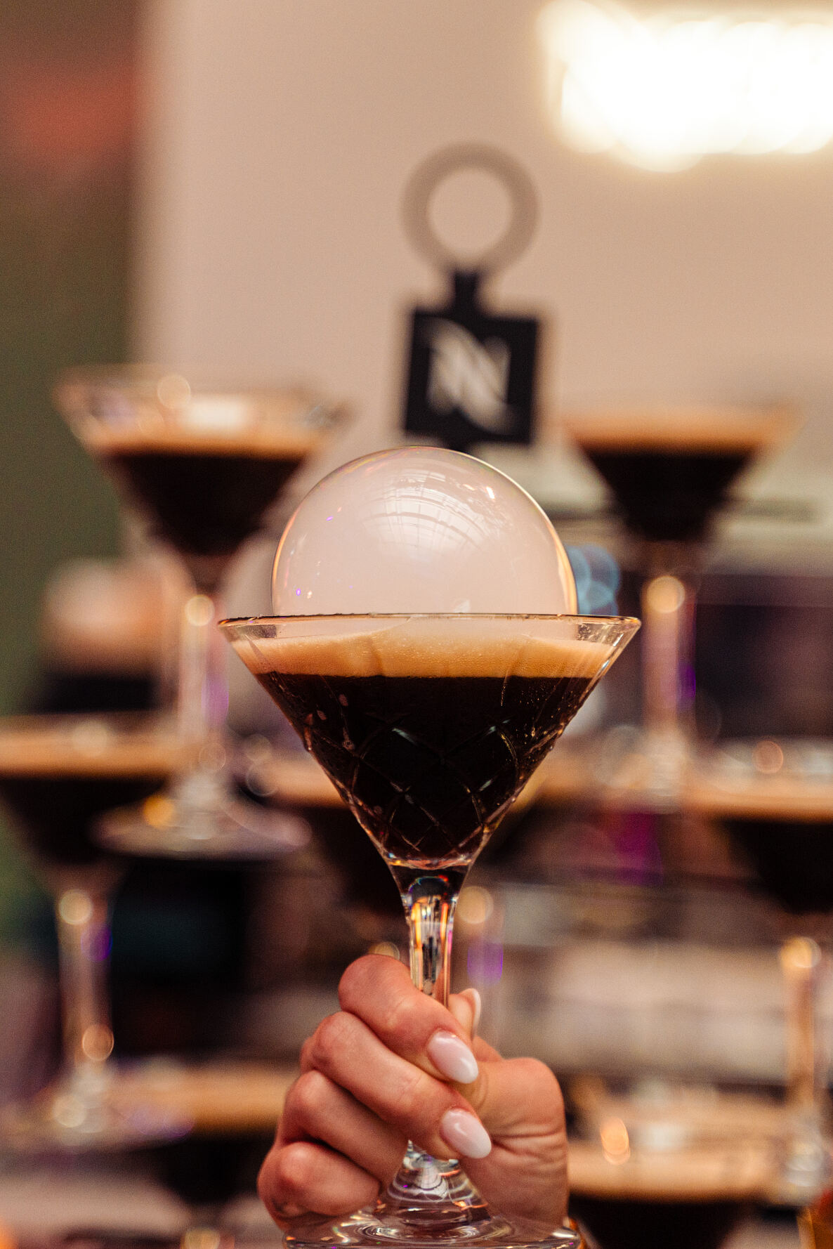 Nespresso Martini mit einer Rauchkugel