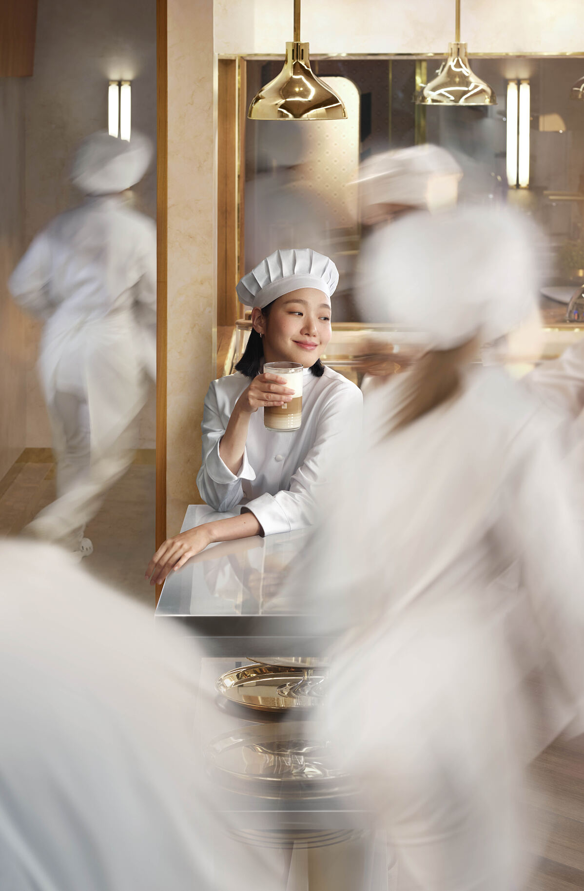 Kim Go Eun als Sous-Cheffe im Nespresso-Werbespot